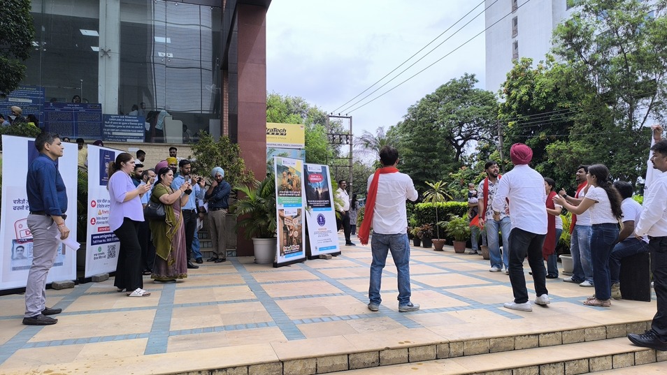 Street Play for Safe Migration Awareness 🇮🇳✈️

To combat the menace of fraudulent migration, the Protectorate of Emigrants (PoE), Chandigarh and CBC Chandigarh organized a street play near Passport Seva Kendra, Industrial Area Phase 2, Chandigarh.

#SafeMigration #Chandigarh