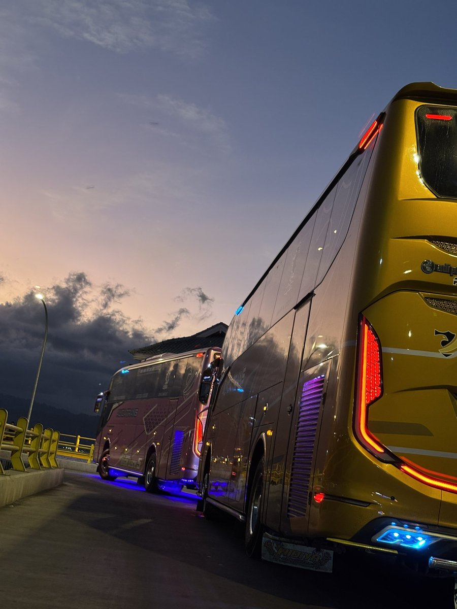 Situasi laut serem dikit gapapa, penting dapet wallpaper baru 🫵🏻😎