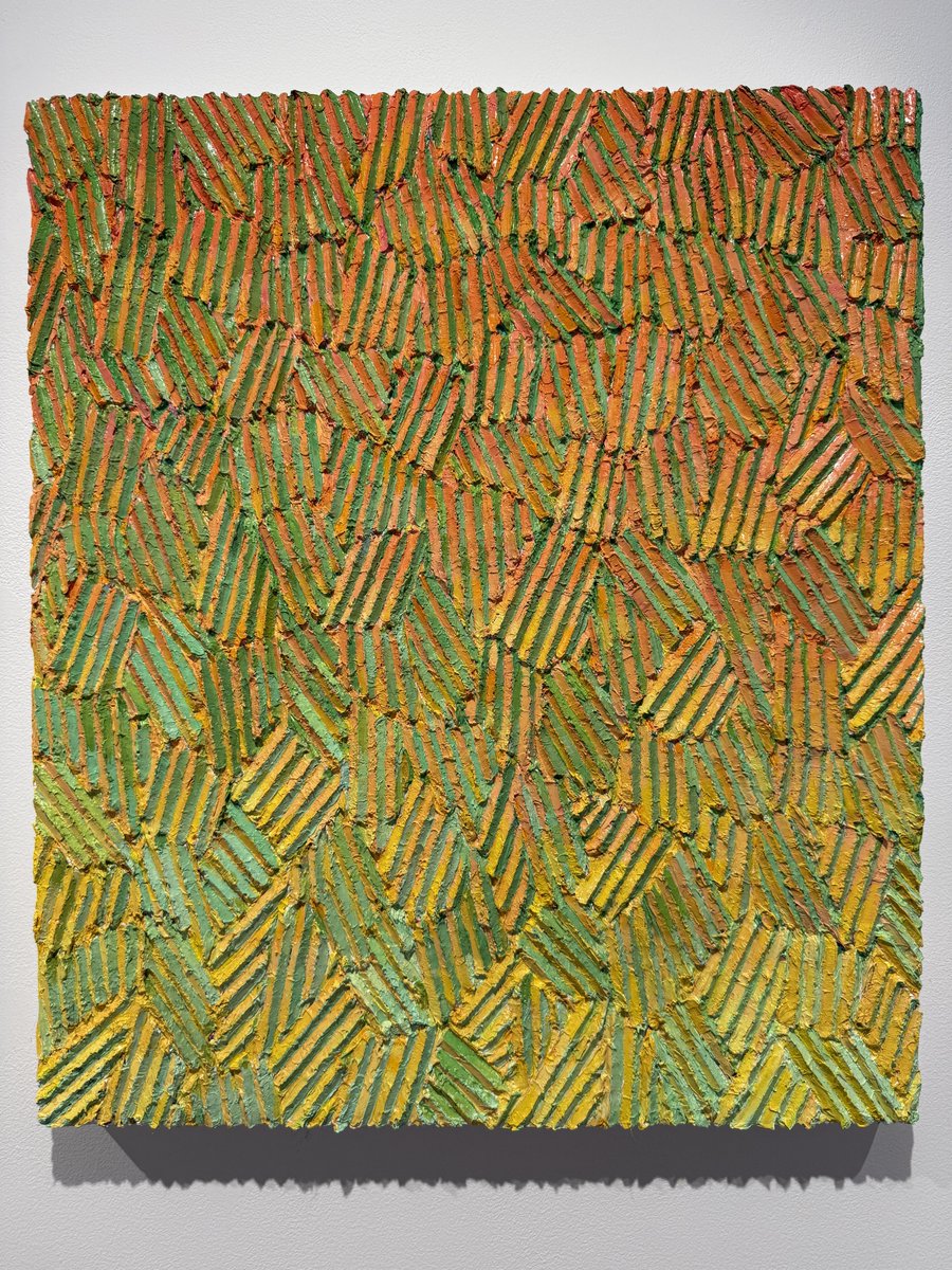 guemuin's tweet image. LOKO GALLERYで開催中の中津川博之さんの個展「PHASE」を先日鑑賞。
1枚目の作品では水平線を境に空と海が見える。縦の分割は時間の経過を表しており、夜から昼に、そしてまた夜になる様を描いている。
見る角度によって混ぜ込まれた各地の砂が星のように光り、幻想的な雰囲気を感じる。