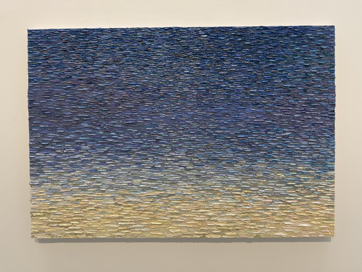 guemuin's tweet image. LOKO GALLERYで開催中の中津川博之さんの個展「PHASE」を先日鑑賞。
1枚目の作品では水平線を境に空と海が見える。縦の分割は時間の経過を表しており、夜から昼に、そしてまた夜になる様を描いている。
見る角度によって混ぜ込まれた各地の砂が星のように光り、幻想的な雰囲気を感じる。