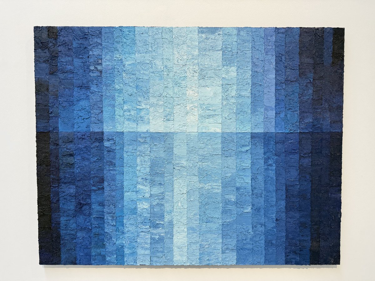 guemuin's tweet image. LOKO GALLERYで開催中の中津川博之さんの個展「PHASE」を先日鑑賞。
1枚目の作品では水平線を境に空と海が見える。縦の分割は時間の経過を表しており、夜から昼に、そしてまた夜になる様を描いている。
見る角度によって混ぜ込まれた各地の砂が星のように光り、幻想的な雰囲気を感じる。