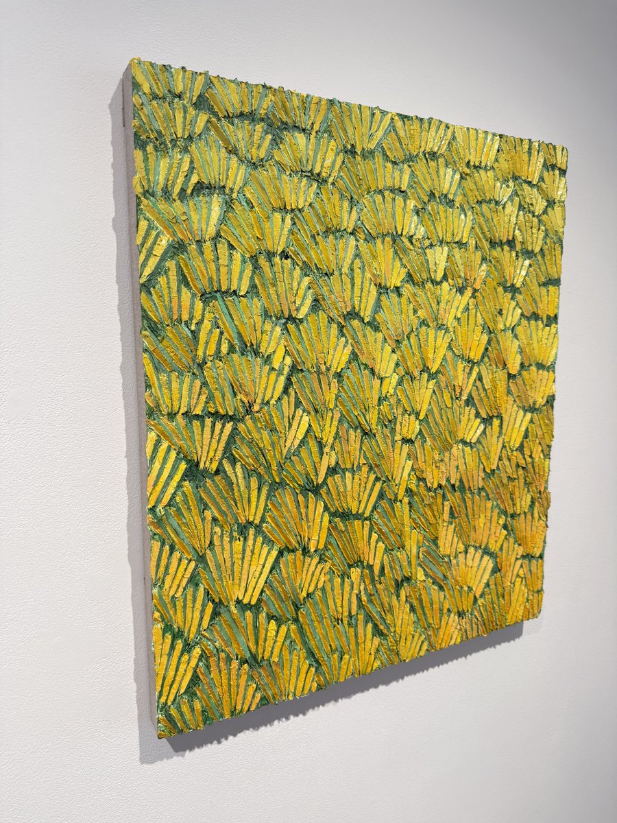 guemuin's tweet image. LOKO GALLERYで開催中の中津川博之さんの個展「PHASE」を先日鑑賞。
1枚目の作品では水平線を境に空と海が見える。縦の分割は時間の経過を表しており、夜から昼に、そしてまた夜になる様を描いている。
見る角度によって混ぜ込まれた各地の砂が星のように光り、幻想的な雰囲気を感じる。