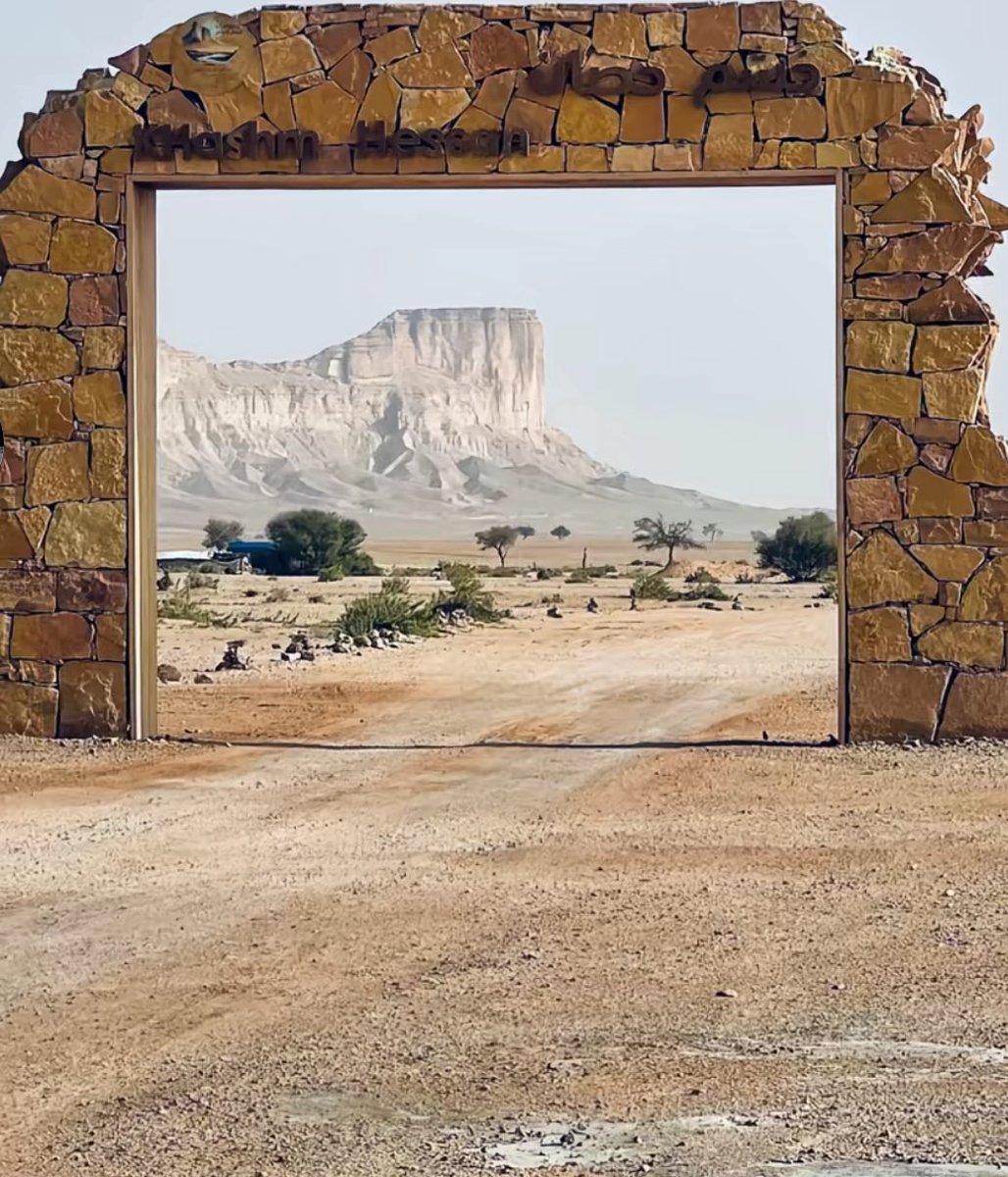 #راقت_لي 
لا هبت الذكريات و هزت أنقاضي
يجتاح صدري حزن جبار ما أطيقه
ٰ
ياليت به باب يدخلني على الماضي
و أروح له كل ما حسيت بالضيقه