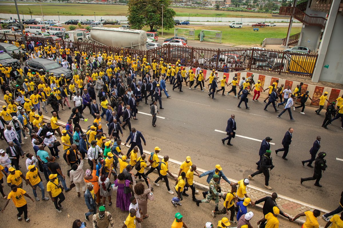 Gabon – Le système ne meurt pas, il change de visage

Le 11 juillet 2025, à Libreville, une foule en liesse accueille le président Oligui Nguema à son retour du sommet USA-Afrique. Tee-shirts jaunes, chants, slogans, tout est là. 

#Gabon 
#USA 
#Oligui 
gabonintelligent.com/gabon-le-syste…