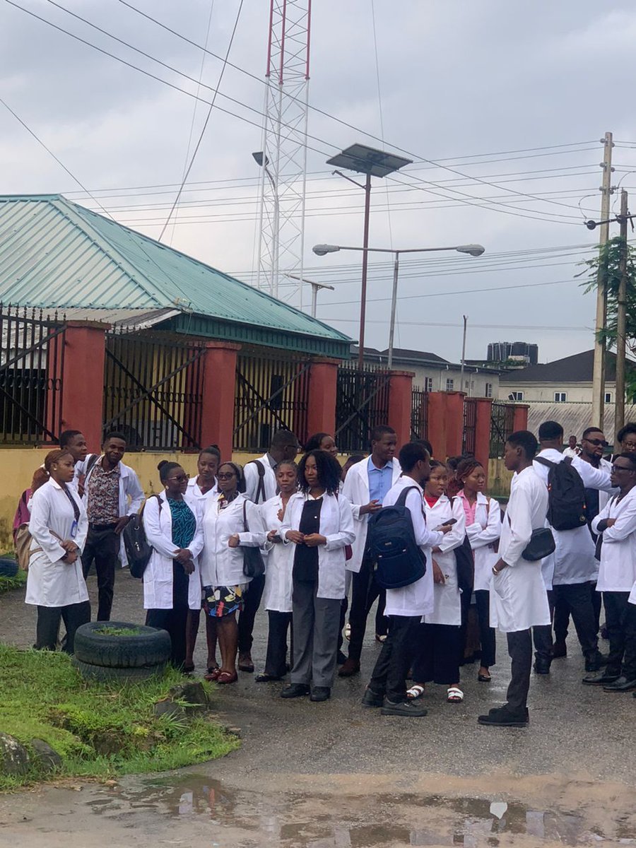 osemagnum's tweet photo. Is it now a big shame on Big Calabar... On the Provost, On the Dean, VC that Doctors need to protest with ward coats before they are heard?

Up till now... University of Calabar is still fooling around. 

Prof Ngim I. Ngim... help these young professionals who have wronged no one but come study Dentistry in your dead institution!

Free them!

#SurvingDentistryInUnical