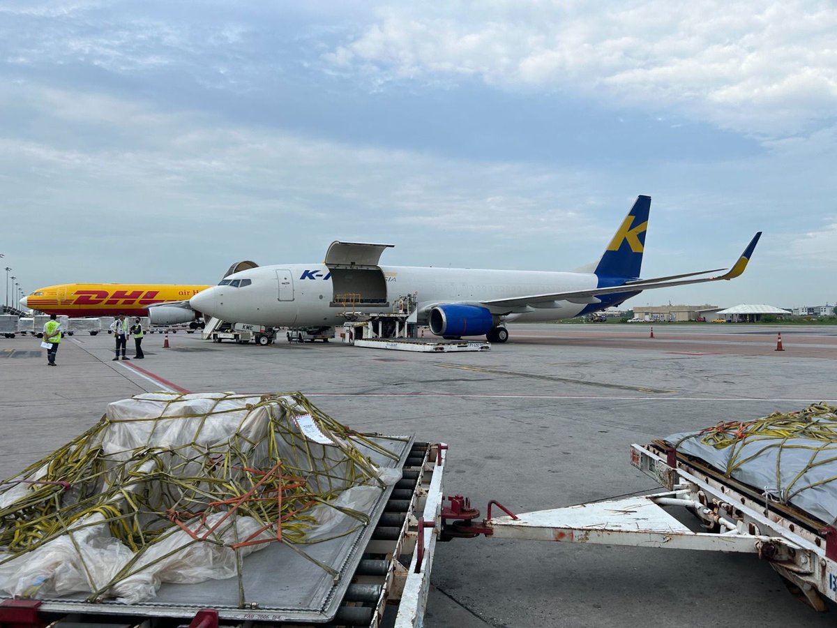 Paul from ACS Singapore arranged the charter of a Boeing 737F to transport sensitive radioactive gold mining equipment within Asia. To ensure everything ran smoothly, he was on-site at the departure airport, overseeing the careful loading of the cargo through the freighter’s side