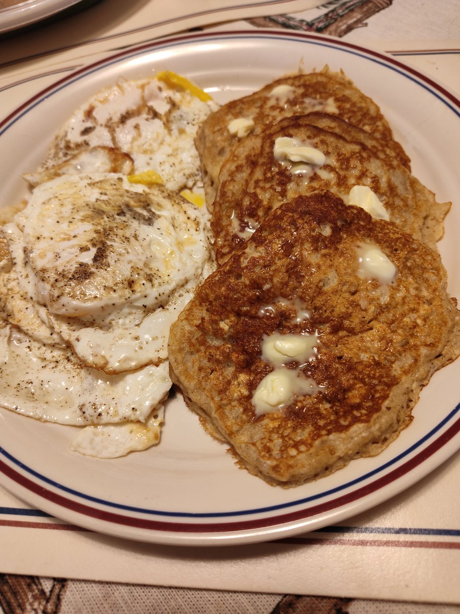 TheMRR7's tweet image. Breakfast at my favorite homemade breakfast place, my mom&apos;s kitchen.  Mom made Fried Eggs and Oatmeal Pancakes.