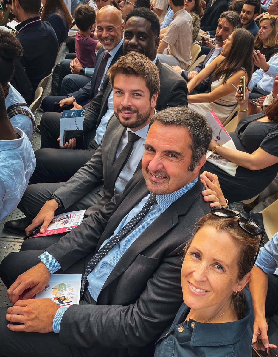 JBHamonic's tweet image. #14JuilletLeDéfilé 🔵⚪️🔴
Merci à @EmmanuelMacron et @jnbarrot de leur invitation au défilé ce matin !
7 000 femmes et hommes 👮🏻♂️🧑🏾🚒👨✈️
65 avions ✈️
34 hélicoptères 🚁
247 véhicules 🚒
200 chevaux de la garde républicaine🐴💂
🎖️Admiratif de cet engagement & fier de nos Armées !