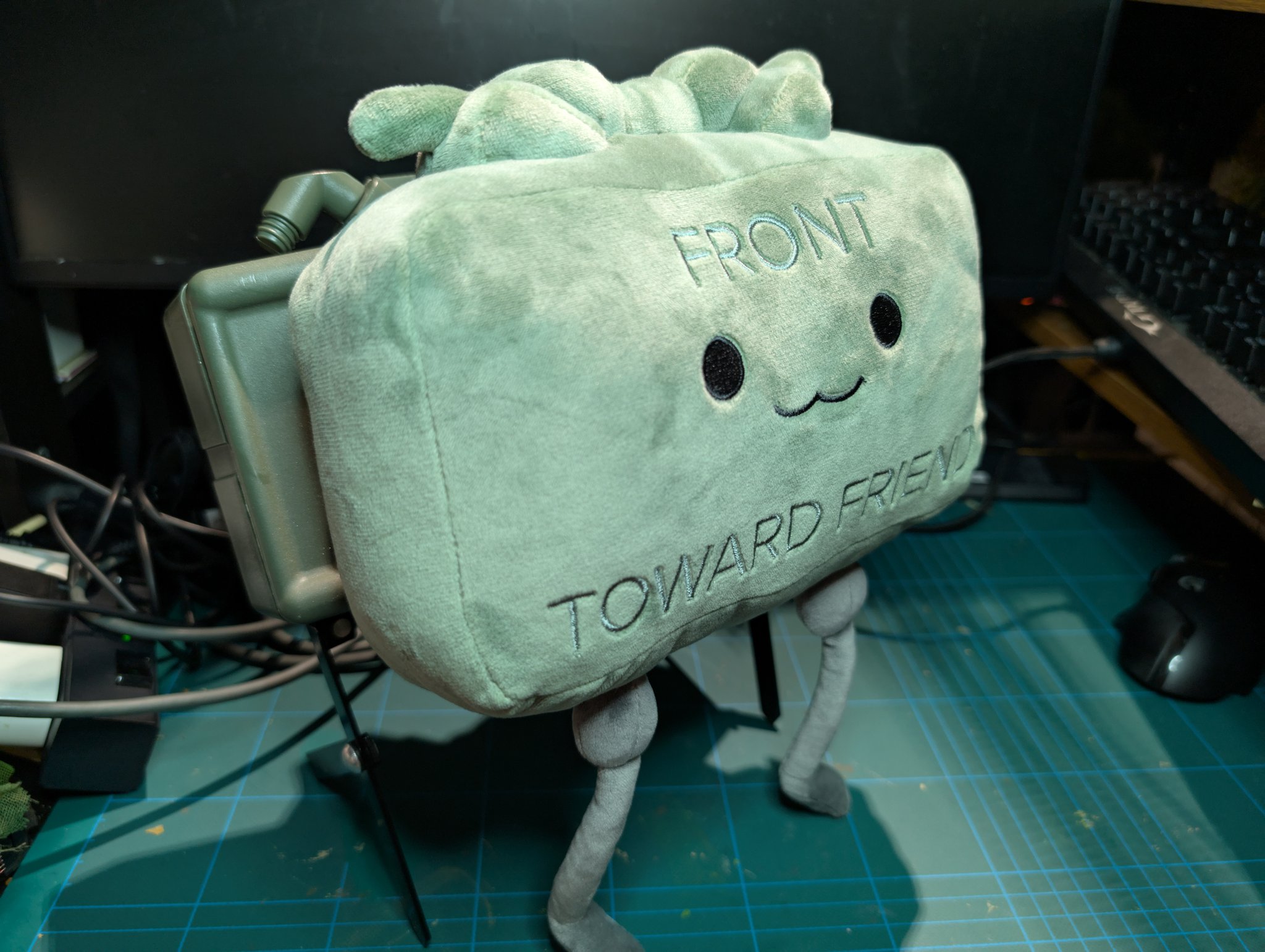 MAKESHIP▼Clay the Claymore▼クレイモア型ぬいぐるみ WHISKEY PROJECT］Clay the Claymore - ミリタリーショップ