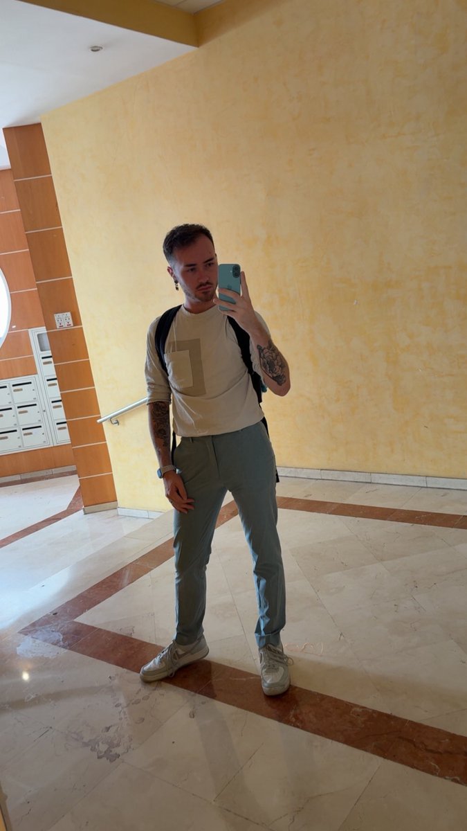 LoutreMini's tweet photo. Toujours le même miroir hein franchement  #LGBTQIAProtectTransRights https://t.co/U9msNHRI5b