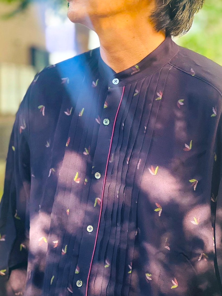 オリオンドレスさんに金継ぎをイメージしたシャツを仕立てて頂きました。赤いラインとピンタックが上品な佇まい。