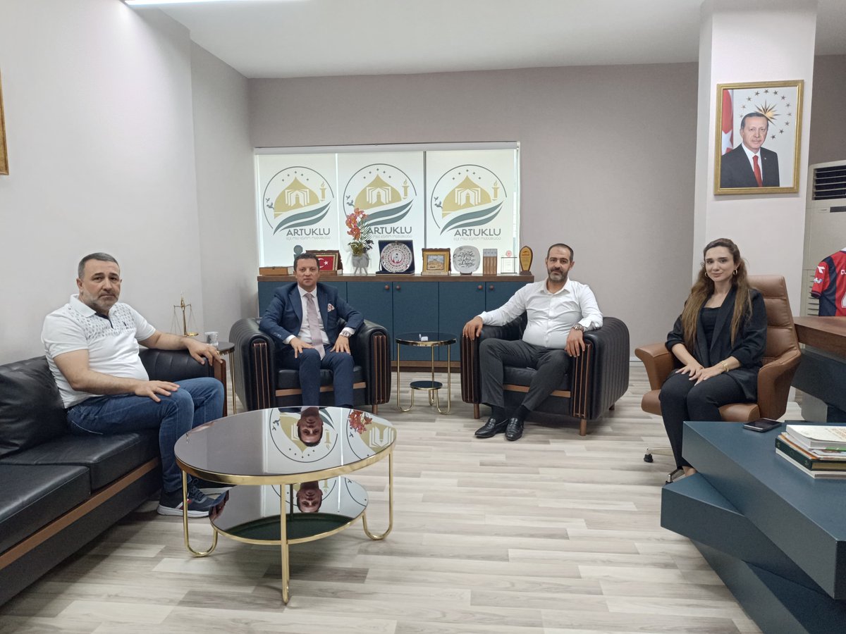 AK Parti İlçe Başkanı Yavuz Geylani Çaltekin, Kadın Kolları Baş. Kübra Ortaç ve Yönetimmeh Kurulu Üyesi Şeyhmus İldoğan, İlçemizin LGS 2025'te göstermiş olduğu başarı münasebetiyle İlçe Müdürümüze tebrik ziyaretinde bulundular. 
Nazik ziyaretleri için kendilerine teşekkür ederiz.