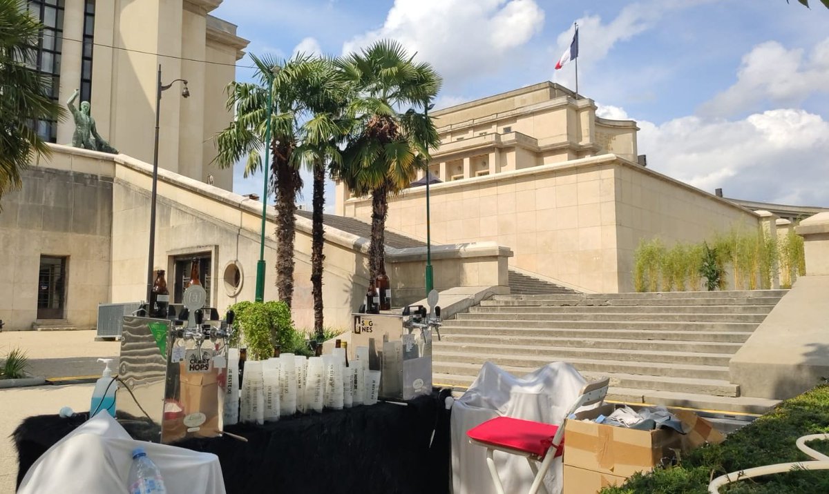 La Brasserie est en place.
Bientôt le ciel resplendira de ses mille feux.
Joyeux 14 juillet à toutes et à tous.
Santé !! 🍻🇨🇵🍻🇨🇵🍻
#14juillet #fetenationale #bastilleday
<a href="/AudreyPulvar/">Audrey PULVAR</a> <a href="/cbrossel/">Colombe Brossel</a> <a href="/FrancoisDagnaud/">François Dagnaud</a> <a href="/Paris/">Paris</a>