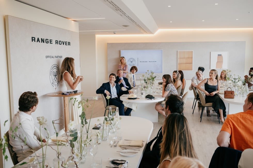 jodiemcoma's tweet image. Jodie Comer, Lashana Lynch, Daisy Edgar-Jones, Fashion designer Sarah Burton and Harper's Bazaar Editor-in-Chief Lydia Slater for Harper's Bazaar and Range Rover lunch to celebrate the Wimbledon finals
photographed by @OliverHolms