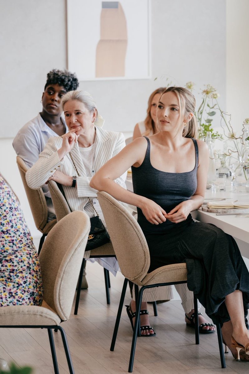 jodiemcoma's tweet image. Jodie Comer, Lashana Lynch, Daisy Edgar-Jones, Fashion designer Sarah Burton and Harper's Bazaar Editor-in-Chief Lydia Slater for Harper's Bazaar and Range Rover lunch to celebrate the Wimbledon finals
photographed by @OliverHolms