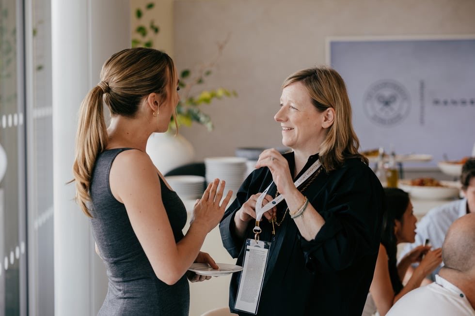jodiemcoma's tweet image. Jodie Comer, Lashana Lynch, Daisy Edgar-Jones, Fashion designer Sarah Burton and Harper's Bazaar Editor-in-Chief Lydia Slater for Harper's Bazaar and Range Rover lunch to celebrate the Wimbledon finals
photographed by @OliverHolms
