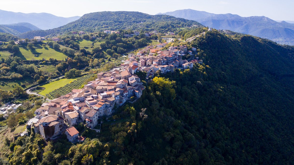#Gorga è un piccolo borgo arroccato sulla sommità del monte Volpinara con la tipica struttura del borgo medievale.
Da non perdere la fontana monumentale, la Chiesa di San Michele Arcangelo e l'Osservatorio astronomico.

visitlazio.com/gorga/

📸FB comune di Gorga 

#VisitLazio