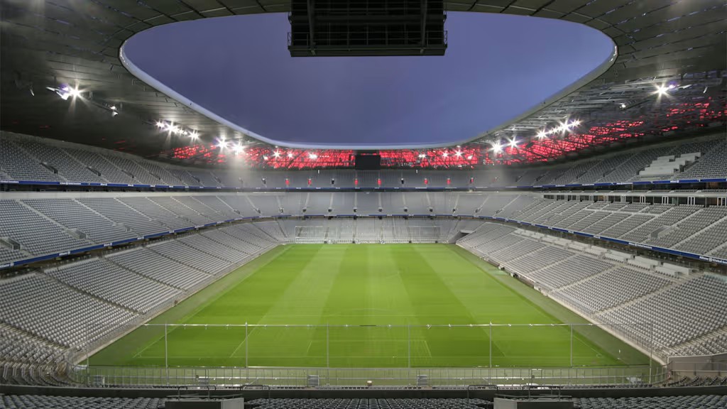 PoliticaEnRiver's tweet photo. ✅ PRIMICIA

El oficialismo planea la quinta bandeja y el techo del Estadio (como la imagen).

Además, tendrá una banda roja para que se vea desde el cielo! 

Un millón de pasajeros lo sobrevuelan por año 📸

Techo y 100.000 personas alentando: Caldeirao Monumental! https://t.co/FesU8zTdzw
