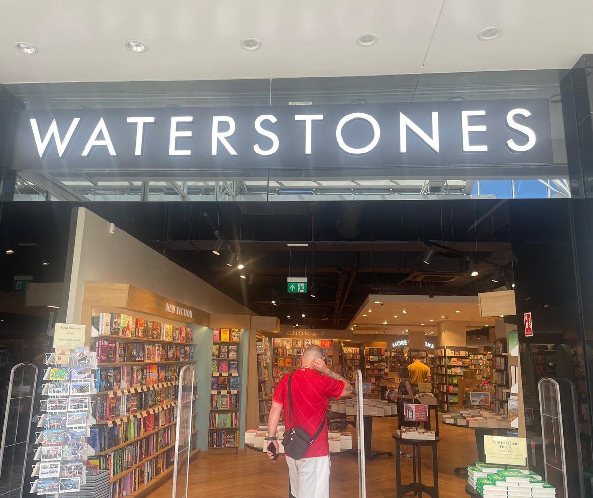 DrForestIssac's tweet image. Fantastic weekend at the @CBusBookFest and a good friend sent me this picture from @Waterstones in Derry with ‘Good Trouble’ next to one of my favorite authors- Say Nothing’s Patrick Radden Keefe. Wow! #books #HistoryMatters #NorthernIreland #Ireland