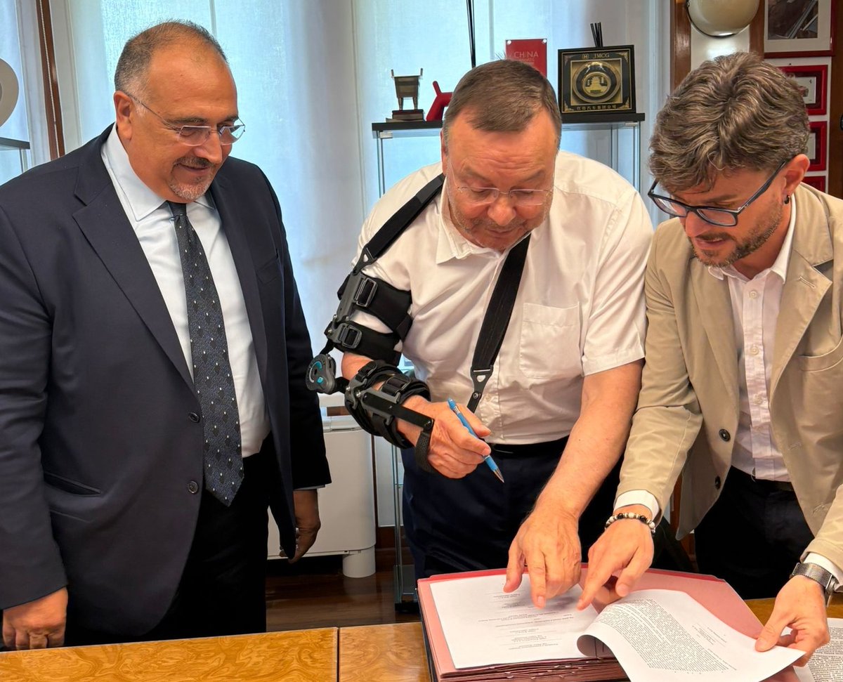 Intesa siglata per riportare lavoro nella ex sede Mariani in Val di Ledro. 5 aziende artigiane del legno avranno in locazione gli spazi che Trentino Sviluppo ha acquisito da OMR Automotive.
ℹ️ tinyurl.com/X-Ledro