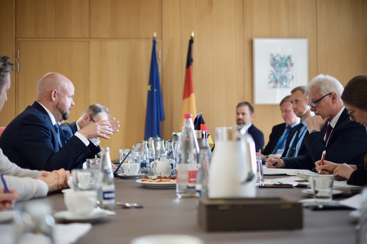BMLEH_Bund's tweet image. 🇩🇪 setzt sich in Brüssel weiter für eine vereinfachte Umsetzung der #EUDR (Entwaldungsfreie Produkte) ein – v. a. für Null-Risiko-Länder und Bürokratieabbau. Das betont Bundesminister Alois Rainer im Austausch mit seinen Amtskollegen @MarekVyborny 🇨🇿 und @peterkullgren 🇸🇪.