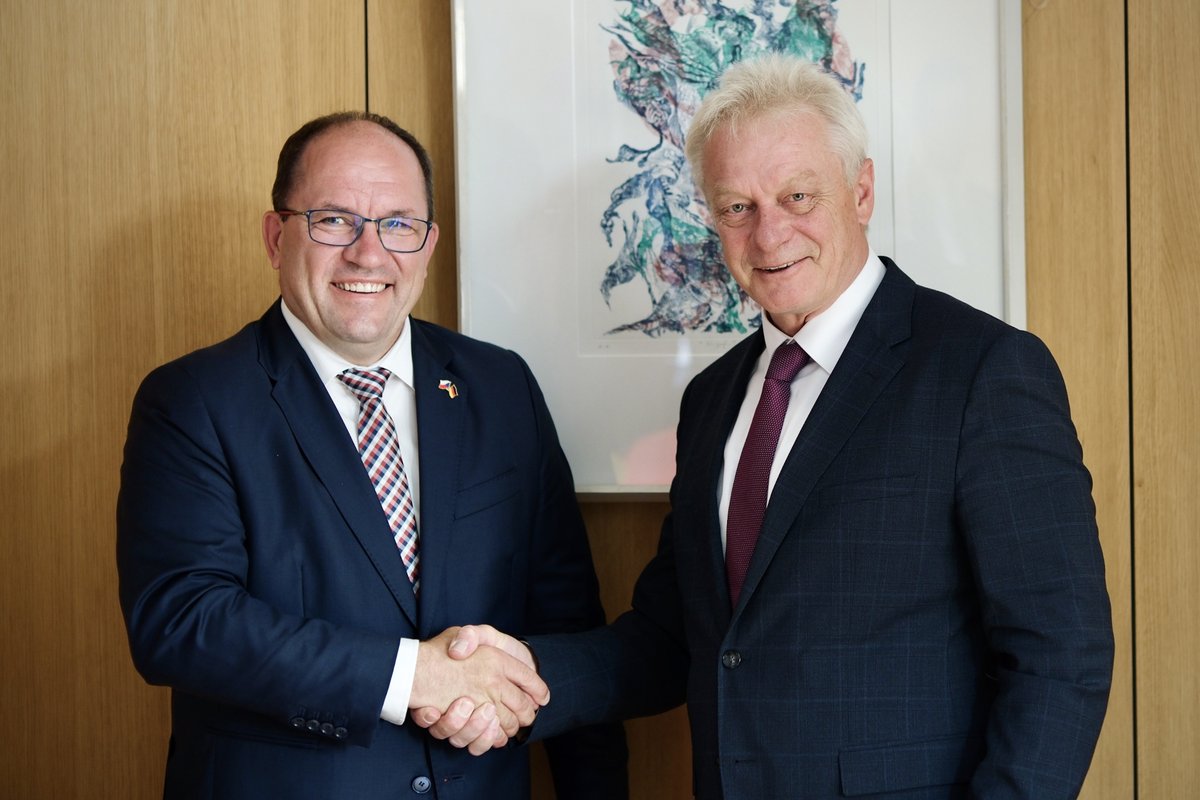 BMLEH_Bund's tweet image. 🇩🇪 setzt sich in Brüssel weiter für eine vereinfachte Umsetzung der #EUDR (Entwaldungsfreie Produkte) ein – v. a. für Null-Risiko-Länder und Bürokratieabbau. Das betont Bundesminister Alois Rainer im Austausch mit seinen Amtskollegen @MarekVyborny 🇨🇿 und @peterkullgren 🇸🇪.