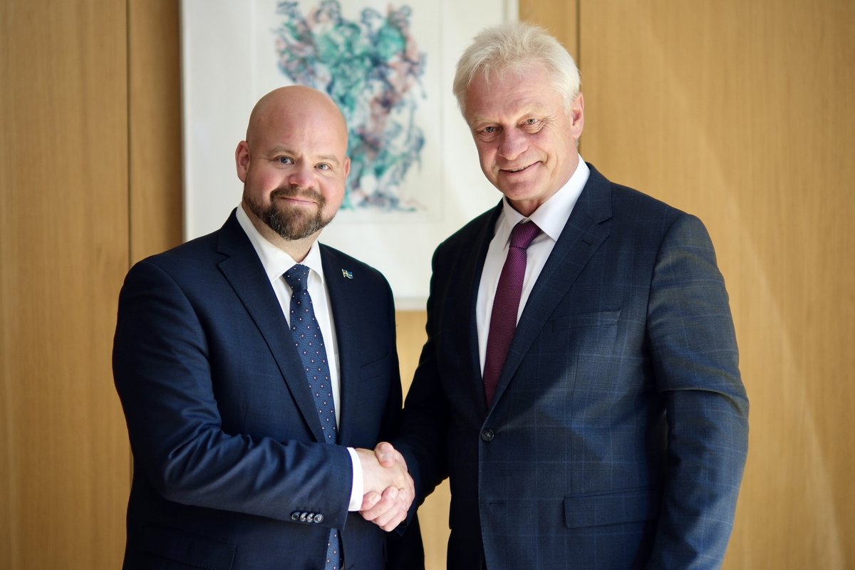BMLEH_Bund's tweet image. 🇩🇪 setzt sich in Brüssel weiter für eine vereinfachte Umsetzung der #EUDR (Entwaldungsfreie Produkte) ein – v. a. für Null-Risiko-Länder und Bürokratieabbau. Das betont Bundesminister Alois Rainer im Austausch mit seinen Amtskollegen @MarekVyborny 🇨🇿 und @peterkullgren 🇸🇪.