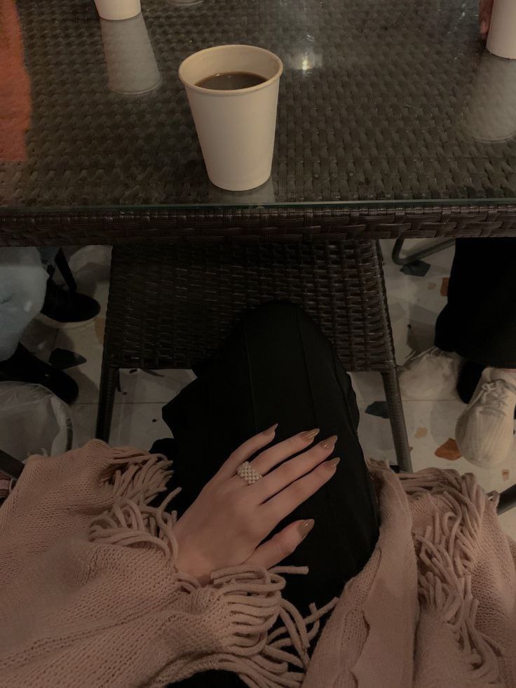 يامساء  الـود والـورد وشـذاه
          للجمـيع بدون ما اسمـي أحـد

كل شخصٍ مره الحرف وقراه
             ياعسى يومه تباشـير وسـعد