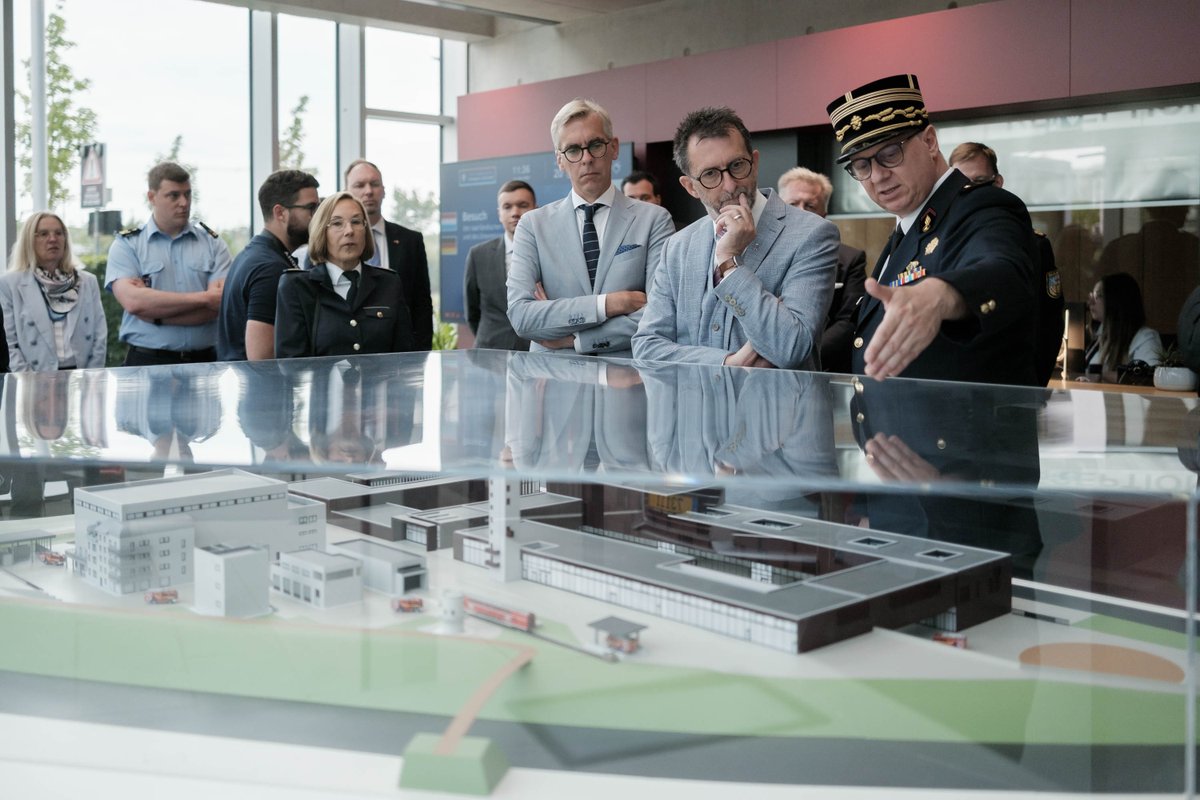 🇱🇺🤝🇩🇪 Innenminister <a href="/LeonGloden/">Léon Gloden</a> Empfing seinen saarländischen Kollegen Reinhold Jost in Luxemburg. Im Fokus der Gespräche standen u.a:

🔹Grenzalarmplan
🔹Rettungswesen &amp; LU-Alert
🔹Bevölkerungsschutz
🔹Polizei-Fortbildung
🔹Schengen

<a href="/saarland_de/">Das Saarland</a> 
<a href="/gouv_lu/">GouvernementLU</a> <a href="/CGDISlux/">CGDIS</a> <a href="/PoliceLux/">Police Luxembourg</a>