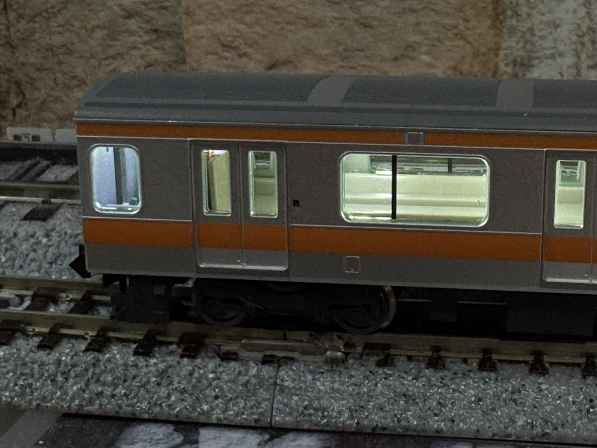 しおつのひと (@10_520f99t) on Twitter photo E233-0購入勢はトイレ付近の室内灯の色味変えても面白い……かも?
(画像は下向き) E233-0購入勢はトイレ付近の室内灯の色味変えても面白い……かも?
(画像は下向き)