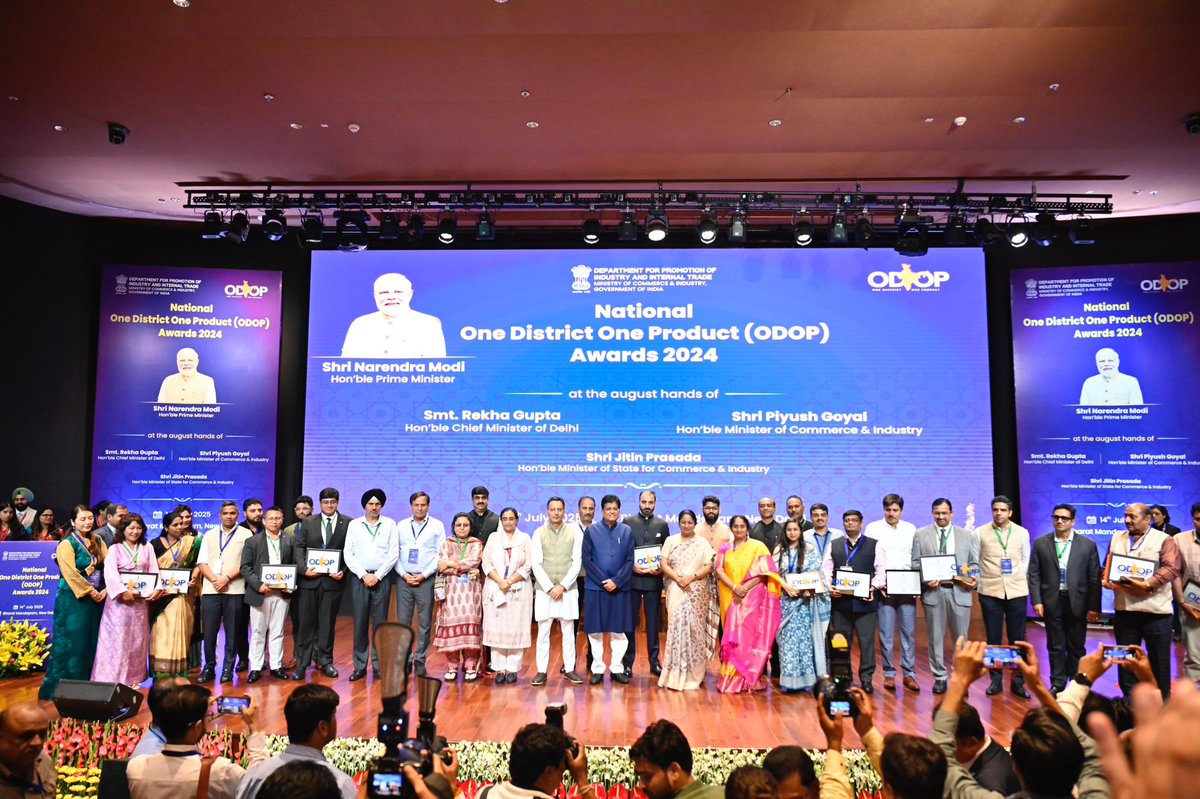 ODOP is a transformative initiative that turns local specialties into global success stories.

आज दिल्ली की मुख्यमंत्री @Gupta_Rekha जी, मेरे साथी <a href="/JitinPrasada/">Jitin Prasada जितिन प्रसाद</a> जी और आंध्रप्रदेश सरकार में मंत्री <a href="/MinisterSavitha/">Savitha S</a> जी के साथ National ODOP Awards 2024 कार्यक्रम को संबोधित करने एवं