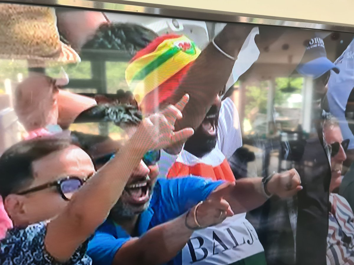 chsingthedragon's tweet image. 🏴 loving an India boundary at Lord's today