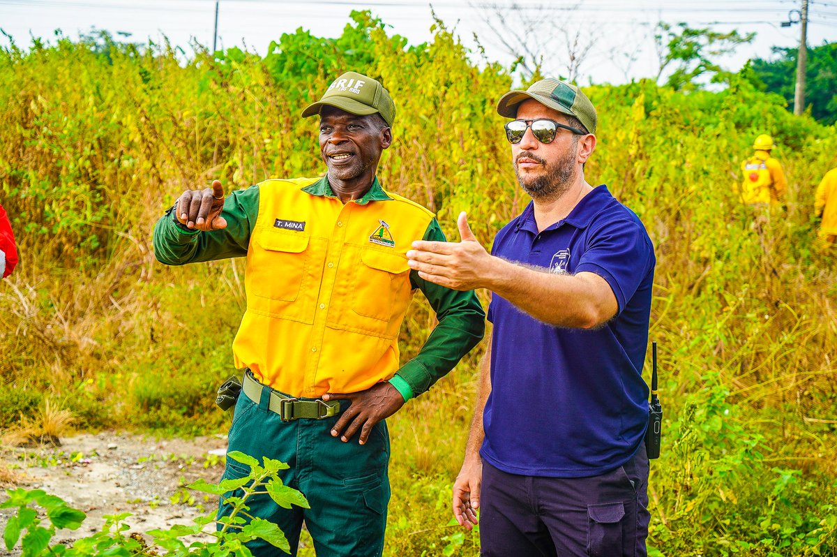 📌📒 En el segundo y último día de actualización de conocimientos acerca de incendios forestales, los oficiales del #BCBB participaron en un ejercicio práctico en la vía Febres Cordero. 
Más información ⬇️
facebook.com/share/p/1HcmSP…
