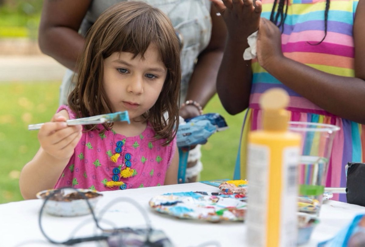Youth are the heart of #BuildingBridgesDay — from painting murals to leading performances &amp; our mascot race! 💫
📅 Sat, Aug 23 | 🕘 9 AM–1 PM
📍 Roberto Clemente Bridge
Join us: volunteers, schools &amp; sponsors welcome!
🧡 Thanks to our amazing sponsors! #UpliftYouth