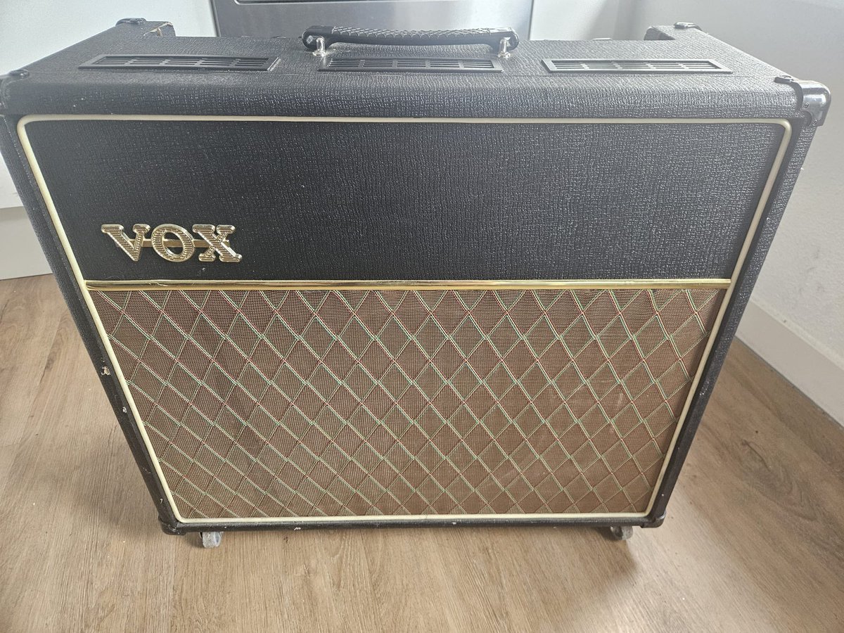 ErwinNyhoff's tweet image. Te koop in Zwolle !
Gitaarversterker Vox AC30 (tremolo kapot) 400 euro.
0630749820