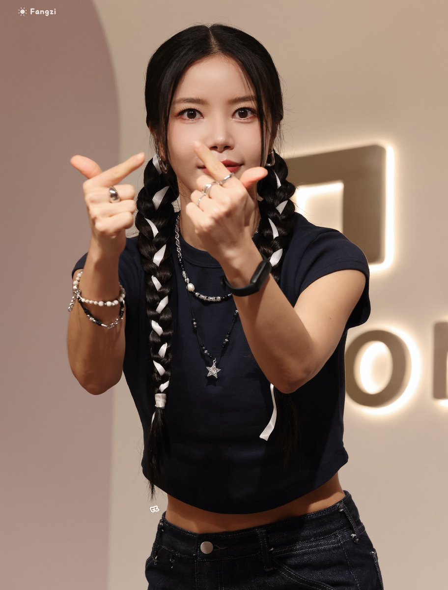 moo_moo_0619_cf's tweet image. 250713🐰❤️
Solar Single Album [Floating Free] 
FAN SIGN EVENT in Taipei
💕😍🥰
#마마무 #MAMAMOO
 #솔라 #SOLAR