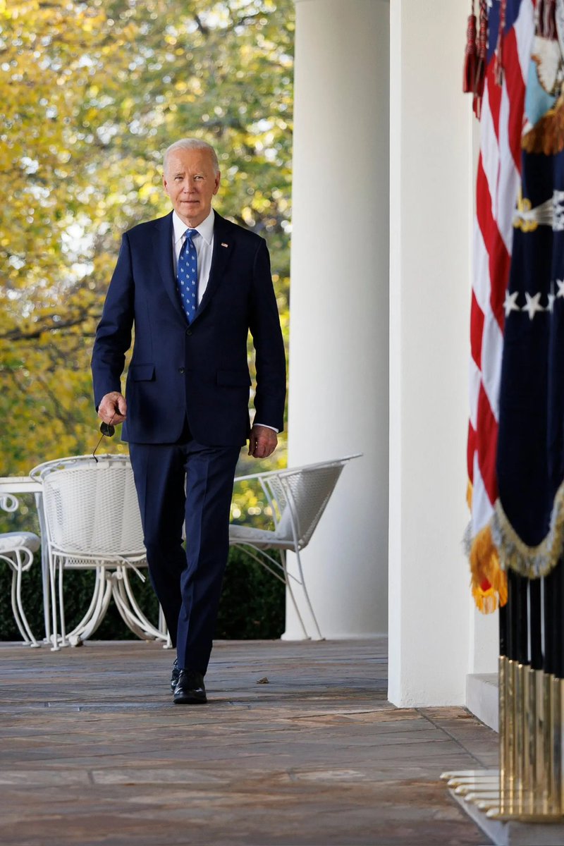 Due respect, the NYT should have led with the emails, not the interview. Emails suggest Biden the clemency process was at times distanced, if not divorced, from Biden. 

My column: open.substack.com/pub/convulsion…