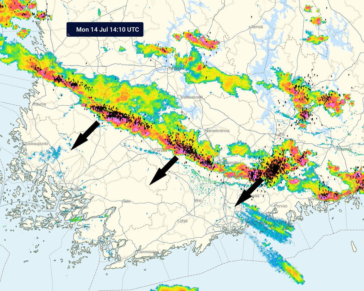 meteorologit's tweet image. Ukkostilanne klo 17.15 (SA): ukkoskuurojärjestelmä liikkuu lähituntien aikana kohti lounasta. Varsinais-Suomen ja Uudenmaan alueella on odotettavissa runsasta salamointia sekä mahdollisesti yli 15 m/s ukkospuuskia. Seuraa ukkoskuurojen etenemistä täältä: ilmatieteenlaitos.fi/sade-ja-pilvia…