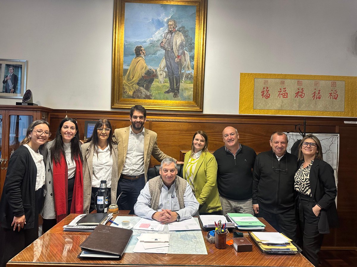 Carlos Enciso Christiansen (@pajaroenciso) on Twitter photo Arrancando la primera jornada en el Despacho <a href="/FloridaIDF/">Intendencia de Florida</a> con el equipo de Secretaria y Secr.General! Arrancando la primera jornada en el Despacho <a href="/FloridaIDF/">Intendencia de Florida</a> con el equipo de Secretaria y Secr.General!