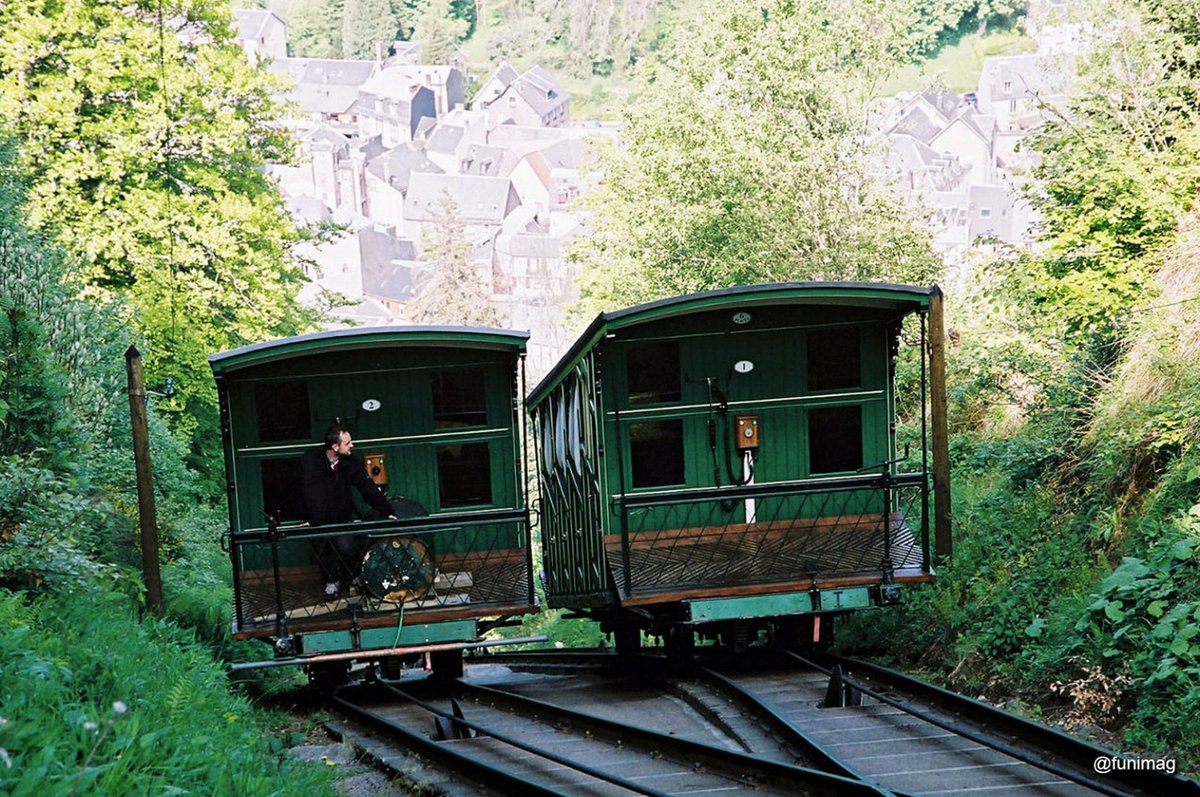 funimag's tweet image. Mont-Dore avant l'arrivée au pied du Sancy le #TDF2025 passera devant le funiculaire du Capucin en service depuis 1898 et inscrit aux monuments historiques 🇫🇷 🚞 🚴
#funiculaire #MontDore #PuydeDome #Sancy #MassifSancy #StationThermale #cyclism #TDF #lesRP