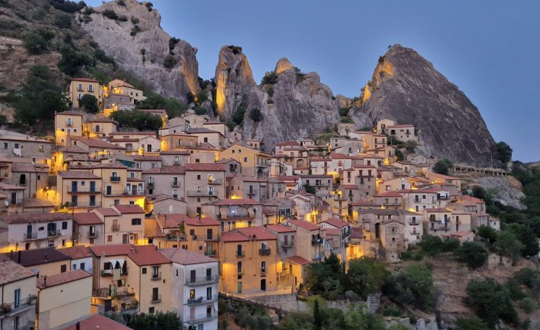 Tv2000.it (@tv2000it) on Twitter photo Con #BorghidItalia alla scoperta di Castelmezzano (Potenza) gioiello delle Dolomiti Lucane e paese del Volo dell'Angelo.
Oggi #19luglio ore 12.15 su #TV2000
📺 Canale 28
📡 157 Sky
<a href="/MarioPlacidini/">Mario Placidini</a> <a href="/TouringClub/">TouringClubItaliano</a> <a href="/Basilicata_Tur/">Basilicata Turistica</a> #Basilicata <a href="/regbasilicata/">Regione Basilicata</a> Con #BorghidItalia alla scoperta di Castelmezzano (Potenza) gioiello delle Dolomiti Lucane e paese del Volo dell'Angelo.
Oggi #19luglio ore 12.15 su #TV2000
📺 Canale 28
📡 157 Sky
<a href="/MarioPlacidini/">Mario Placidini</a> <a href="/TouringClub/">TouringClubItaliano</a> <a href="/Basilicata_Tur/">Basilicata Turistica</a> #Basilicata <a href="/regbasilicata/">Regione Basilicata</a>