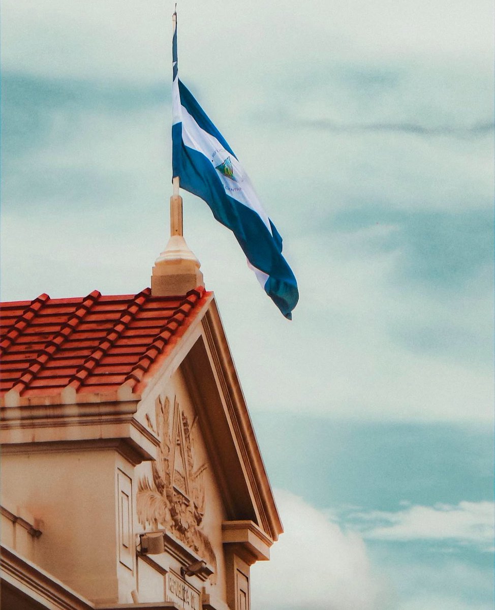 #DíaDeLaBandera 🇳🇮
Se alza, una vez más, el pendón azul y blanco, símbolo eterno de libertad, dignidad y justicia. Una bandera que no distingue, 
pero sí premia a quienes le honran 
y no le manchan con la sangre de hermanos; sin doblegarse ante ningún poder ilegítimo.
