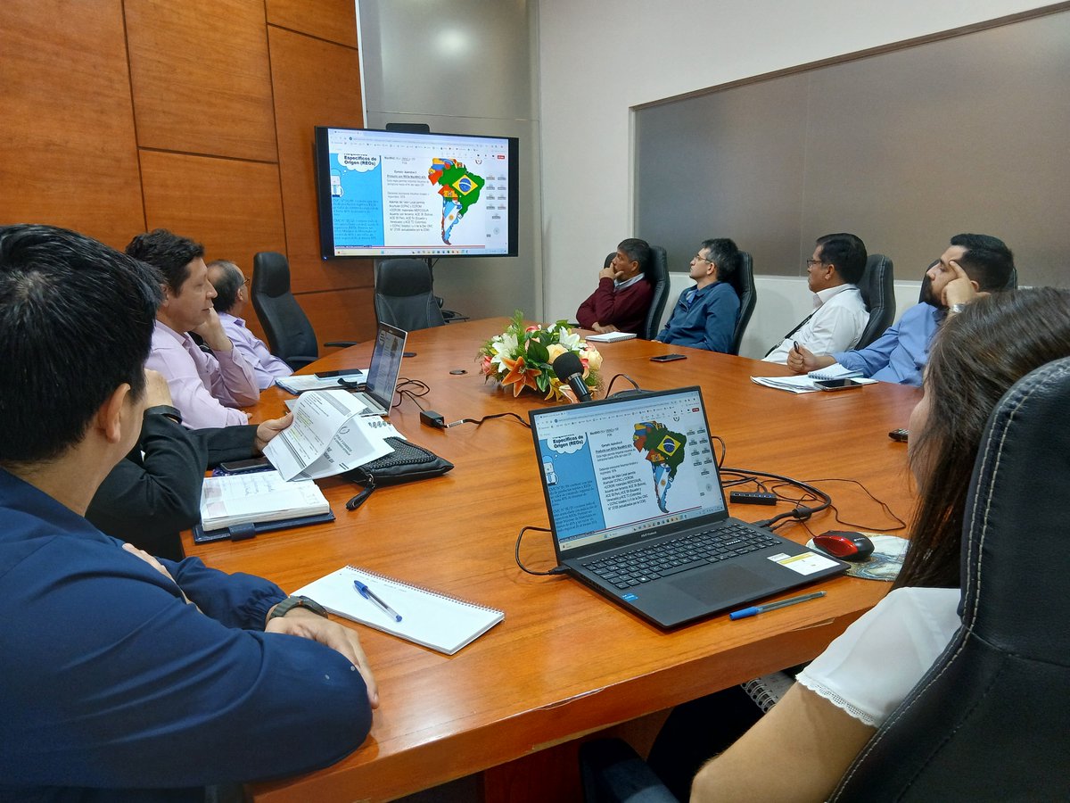 VUEParaguay's tweet image. Nuevo Régimen de Origen del #Mercosur regirá a partir del próximo viernes 18 de julio. En ese marco se llevó a cabo una reunión entre representantes de las Cámaras emisoras de CO, funcionarios del @MIC_PY y  #VUE  p/ajustar detalles de los procedimientos que entrarán en vigencia.