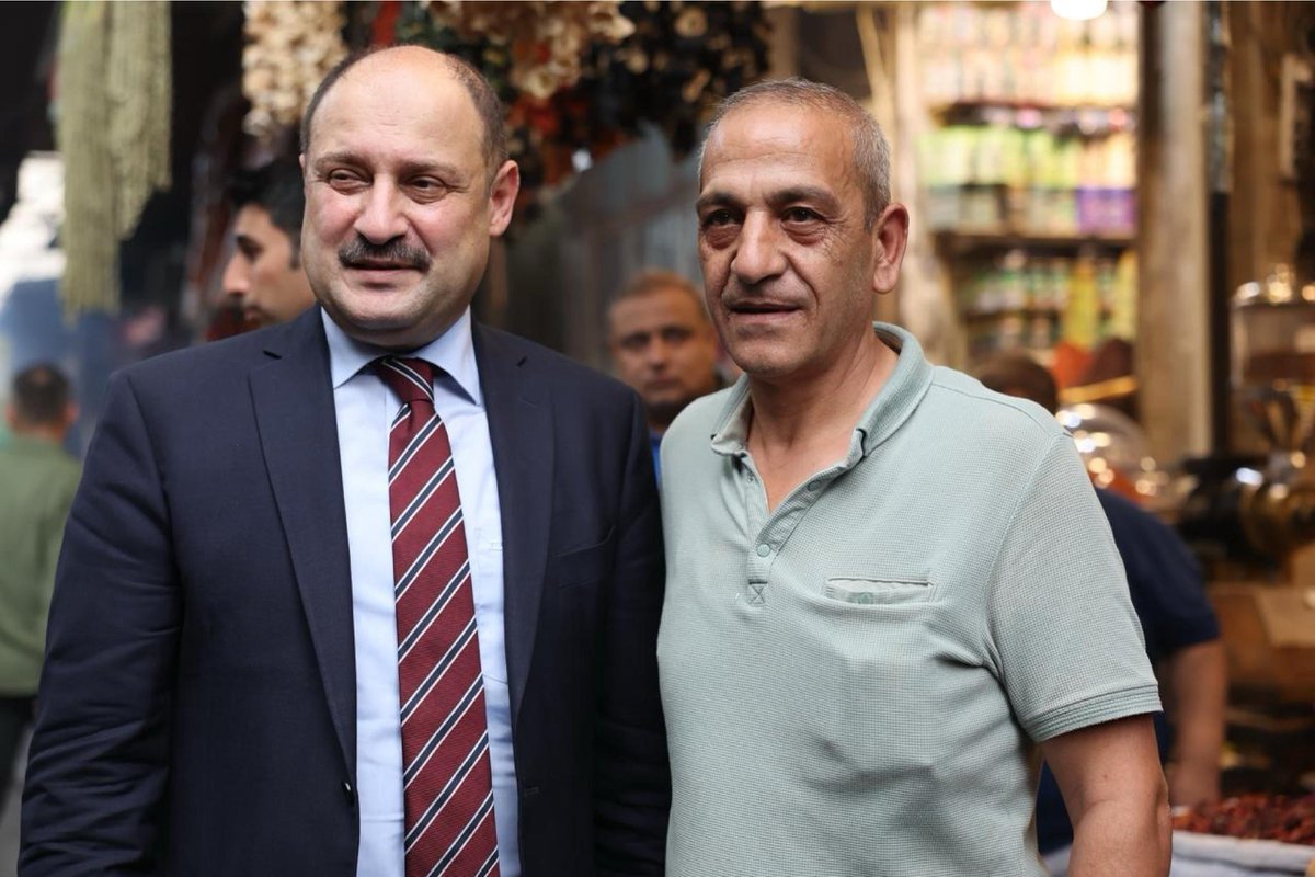 Başkan Gülpınar, Tarihi Çarşıda Esnafla Buluştu

Şanlıurfa Büyükşehir Belediye Başkanımız Mehmet Kasım Gülpınar, şehrimizin kalbi olan tarihi hanlar ve çarşı bölgesinde esnaf ve vatandaşlarımızla bir araya geldi.

Esnafa hayırlı ve bereketli kazançlar dileyen Başkan Gülpınar,