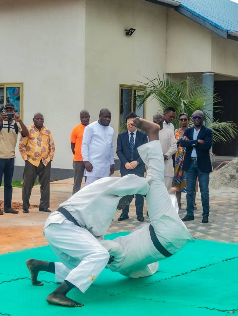 Ambassade du Japon - Côte d'Ivoire, Togo et Niger (@ambjaponcitgne) on Twitter photo En passage au Togo de SEM GOMAKUBO, le 4 juillet, la remise de 200 tenus du judo offerts par All Japan Judo Federation🥋a eu lieu dans le cadre du Programme de promotion de la diplomatie sportive du MAE Japon🇹🇬🤝🇯🇵💫🏆 #全日本柔道連盟 <a href="/MofaJp_Sports/">外務省MofaJapan×SPORTS</a> #Togojudo En passage au Togo de SEM GOMAKUBO, le 4 juillet, la remise de 200 tenus du judo offerts par All Japan Judo Federation🥋a eu lieu dans le cadre du Programme de promotion de la diplomatie sportive du MAE Japon🇹🇬🤝🇯🇵💫🏆 #全日本柔道連盟 <a href="/MofaJp_Sports/">外務省MofaJapan×SPORTS</a> #Togojudo