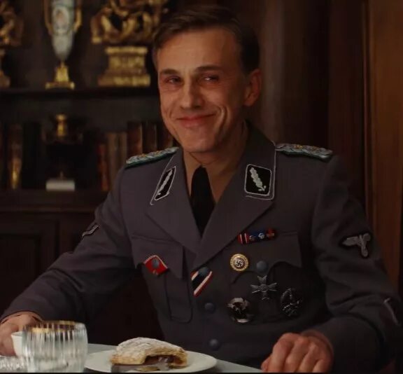 Согласен, вот укрывает сосед евреев незаконно, совершает преступление, сообщить об этом моральный долг любого честного гражданина