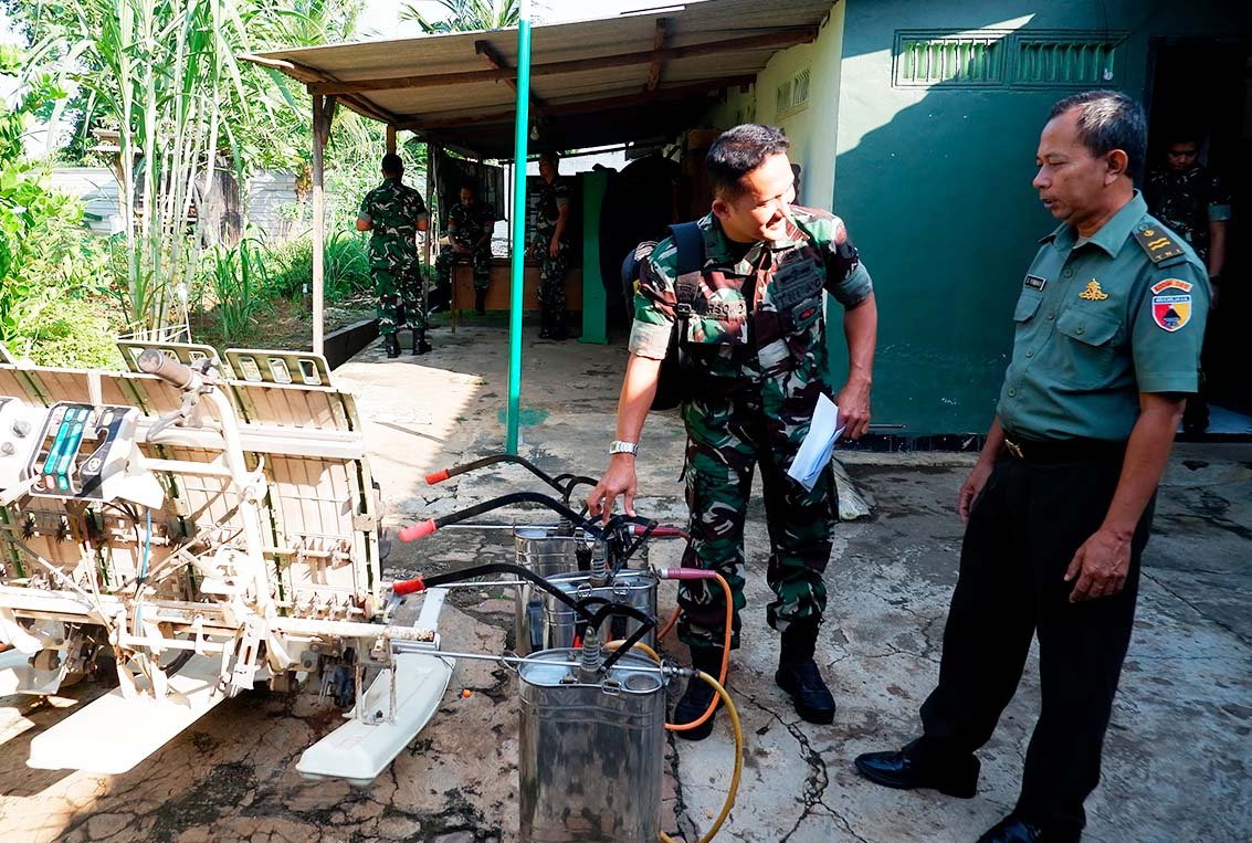 kodim0811_tuban's tweet photo. Kodim 0811/Tuban Verifikasi Ke Koramil Jajaran, Pastikan Aman Dan Lengkap Jelang Sertijab Danramil
#tni_angkatan_darat
#puspentni
#dispenad
#kodam5brw
#pen_korem082
#tniad
#tniangkatandarat
#tniprima
#profesional
#responsif
#integratif
#moderen https://t.co/TVFYjlhHNR