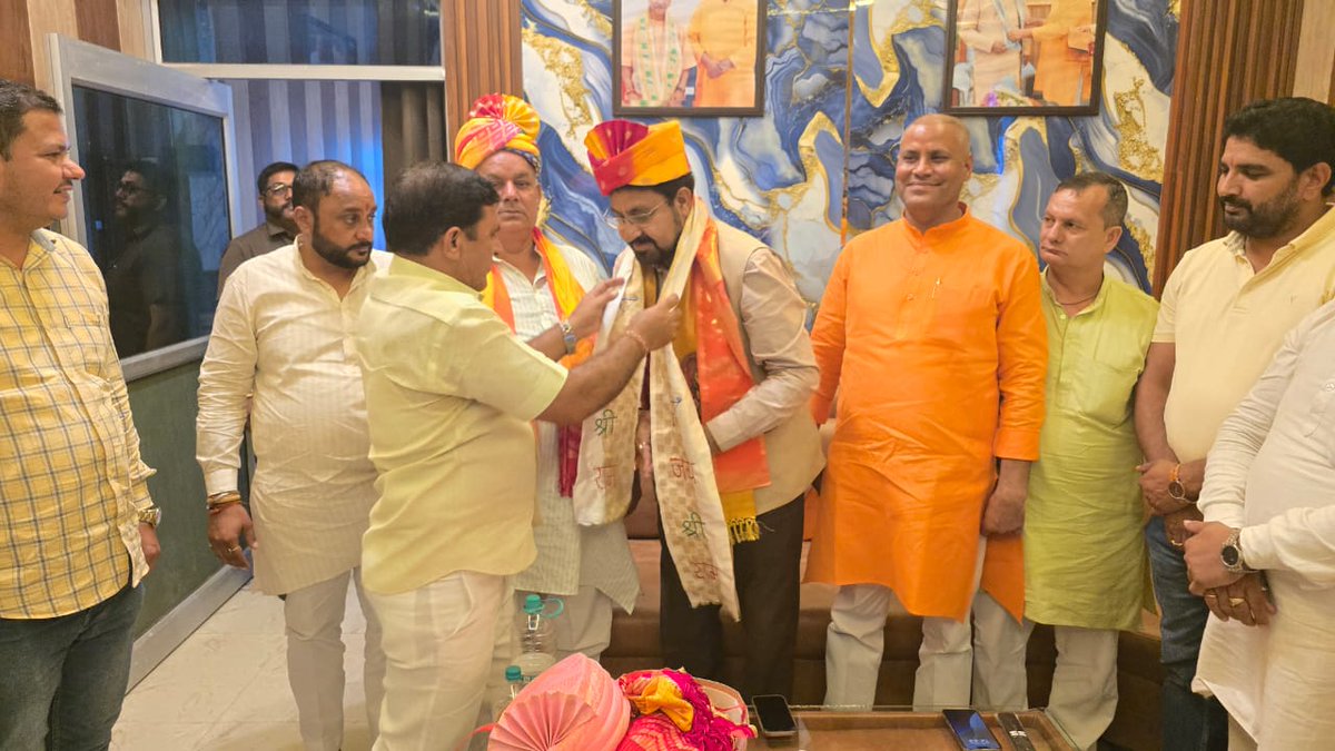 drukchaudhry's tweet image. आज गाजियाबाद के जिला अध्यक्ष श्री चैन पाल जी से मिलकर सम्मान करने का अवसर मिला।
मंडल अध्यक्षों व जिला टीम से आत्मीय मुलाकात हुई।
भाजपा में जहाँ जाएँ, परिवार जैसा अपनापन मिलता है।
#BJPParivar #Sammaan #sevahisangathan