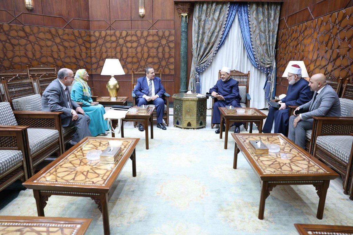 AlAzhar's tweet image. #شيخ_الأزهر يستقبل رئيس الهيئة القوميَّة لضمان جودة التَّعليم والاعتماد
شيخ الأزهر يدعو لتشكيل لجان من كبار خبراء التَّعليم والتَّربية والاجتماع وعلم النفس لاستشراف مستقبل التعليم
شيخ الأزهر يدعو لدراسة ظاهرة تباهي الأسر بإجادة أبنائها للغات الأجنبيَّة مع ضعفهم الشديد في…