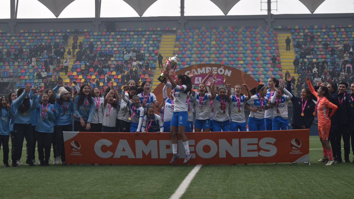 columnaderazta's tweet image. 📇 #LasCruzadas sub 14 se consagraron campeonas de la Liga CONMEBOL Evolución de su categoría, tras derrotar por 2-0 a Colo Colo con un doblete de Valentina Contreras.
📷 @CruzadasOficial
#LosCruzados